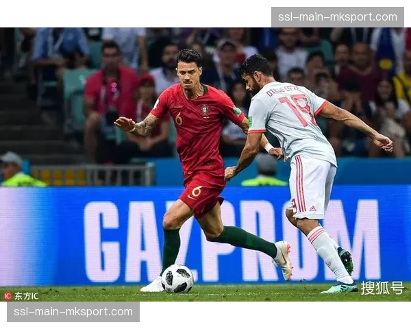 特写：39岁老将何塞-丰特打满全场，赛后获洛里昂球迷起立鼓掌