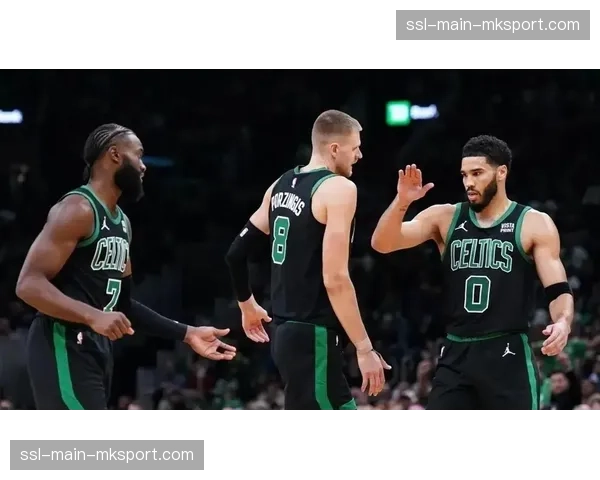 凯尔特人主场大胜雄鹿,塔图姆与布朗合取65分。 凯尔特人主场大胜雄鹿,塔图姆与布朗合取65分。